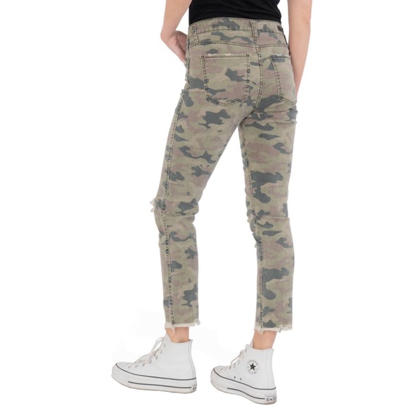 Kut from the Kloth Reese Fab Ab Ripped Camo Print High Waist Jeans Size 2 - Picture 6 of 8